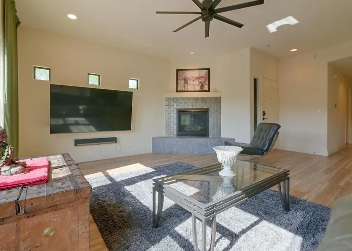 ~ 1 Mi To Desert Ridge Marketplace: Condo!